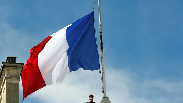La bandera de Francia izada a media asta - Sputnik Mundo