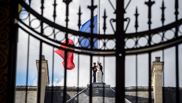 La bandera francesa ondea a media asta en Palacio del Elíseo en Paris - Sputnik Mundo