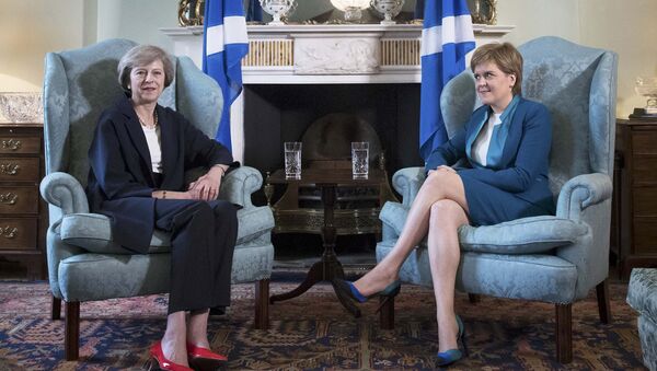 La primera ministra de Reino Unido, Theresa May, y la  ministra principal de Escocia, Nicola Sturgeon - Sputnik Mundo