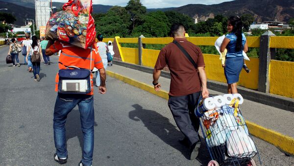 Venezolanos cruzando la frontera (archivo) - Sputnik Mundo