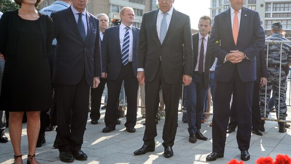 El ministro de Exteriores de Rusia, Serguéi Lavrov, el secretario de Estado de EEUU, John Kerry, el embajador francés Jean-Maurice Ripert con su esposa cerca de la embajada de Francia en Moscú - Sputnik Mundo