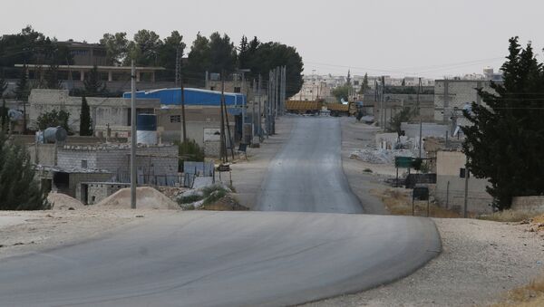Trucks block the southern entrance of Manbij, in Aleppo Governorate, Syria - Sputnik Mundo