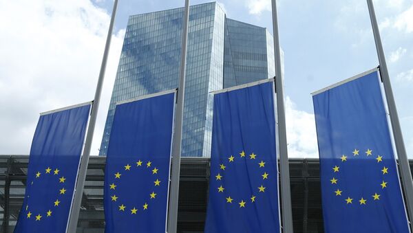 European Union flags are lowered at half-mast to commemorate the victims of the Bastille Day truck attack in Nice, outside the headquarters of the European Central Bank in Frankfurt - Sputnik Mundo