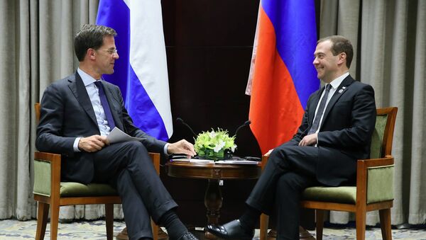El primer ministro de Holanda, Mark Rutte, y el primer ministro de Rusia, Dmitri Medvédev - Sputnik Mundo