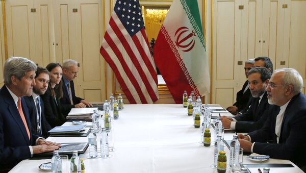 Sercretario de Estado John Kerry con el Ministro de Exteriores de Irán Mohammad Javad Zarif, Vienna, Austria, 16 de enero de 2016 - Sputnik Mundo