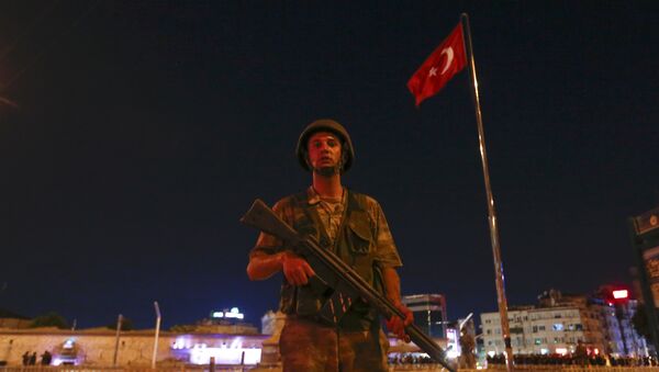 Soldado turco en la plaza de Taksim en Estambul (archivo) - Sputnik Mundo