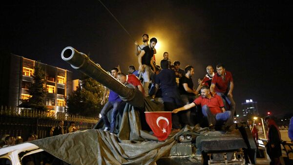 Gente sube sobre un tanque militar en Ankara - Sputnik Mundo