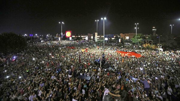 Los partidarios de Erdogan llegan al aeropuerto internacional de Ataturk en Estambul - Sputnik Mundo