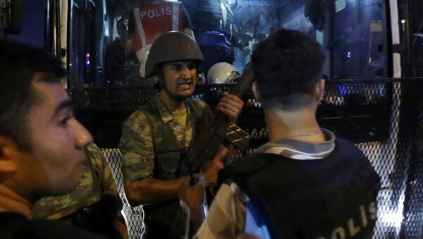 Militares golpistas entregan sus armas en la plaza de Taksim en Estambul - Sputnik Mundo
