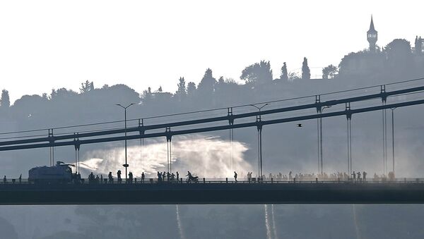 Carro blindado de la policía usa cañones de agua contra las fuerzas antigubernamentales en el punto sobre Bósforo en Estambul - Sputnik Mundo