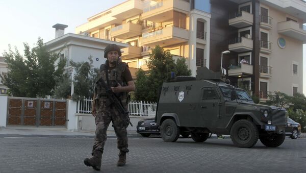 Un policía patrulla las calles en la ciudad turca - Sputnik Mundo