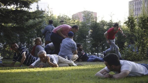 Gente se pone a cubierto por el tiroteo en Ankara - Sputnik Mundo