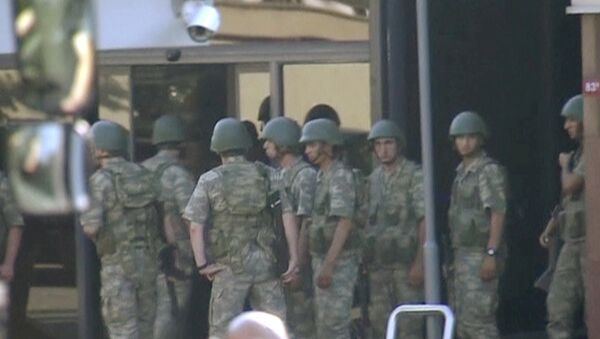 Los militares turcos partidarios del golpe se rinden a la Policia - Sputnik Mundo