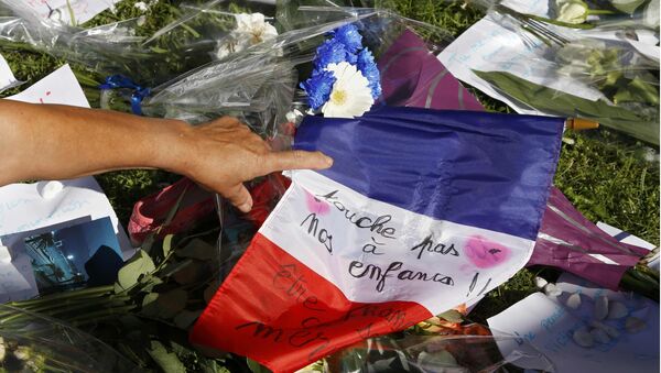 La ofrenda floral en Niza tras el atentado del 14 de julio - Sputnik Mundo