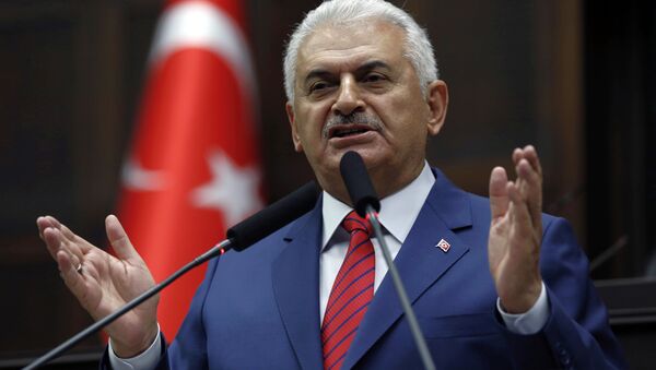Turkey's Prime Minister Binali Yildirim addresses lawmakers at the parliament a day after he announced the details of an agreement reached with Israel. - Sputnik Mundo