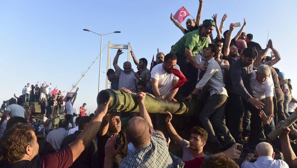 La primera mañana después del fracasado intento de golpe de Estado en Turquía - Sputnik Mundo