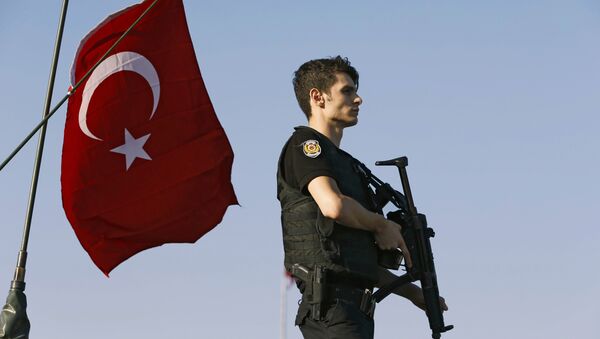 Un polícia tras el intento de golpe de Estado en Turquía (archivo) - Sputnik Mundo