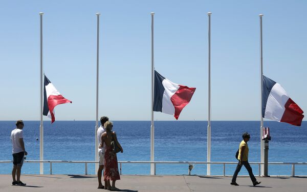 Banderas francesas a media asta - Sputnik Mundo