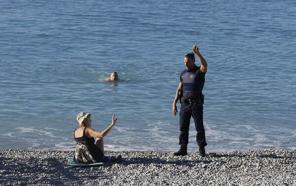 Policía pide a los bañistas que abandonen la playa - Sputnik Mundo