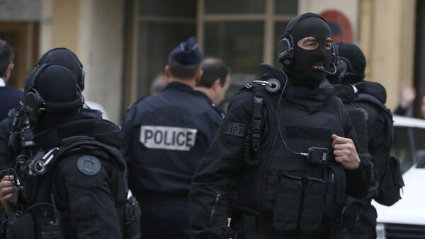 French RAID (Research, Assistance, Intervention, Deterrence) police gather near the site in Nice, south-eastern France, on April 27, 2015 - Sputnik Mundo