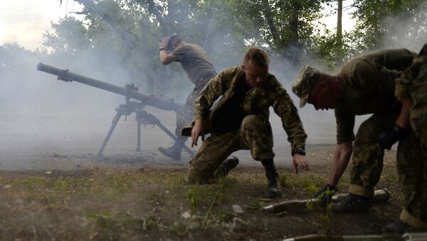 Ukrainian servicemen shout from SPG-9 antitank grenade launcher during the combat with the pro-Russian separatists near Avdeevka, Donetsk region, on June 18, 2015 - Sputnik Mundo