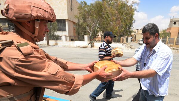 Entrega de ayuda humanitaria rusa en Alepo (archivo) - Sputnik Mundo