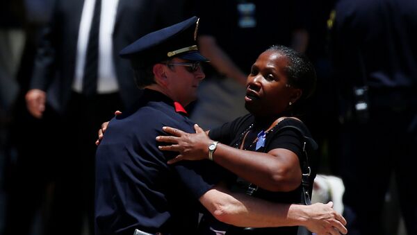 Agente de policía y la mujer después del funeral en Dallas - Sputnik Mundo