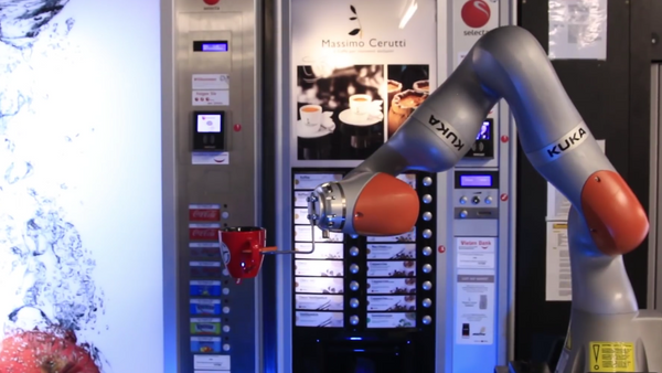 Un robot sirve el café - Sputnik Mundo