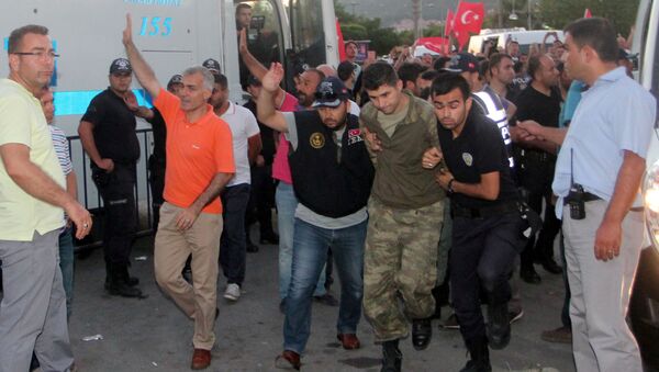 Soldados sospechosos en la intentona golpista en Turquía - Sputnik Mundo