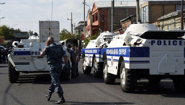 Policias bloqueando las calles de Ereván, Armenia, tras el ataque armado - Sputnik Mundo