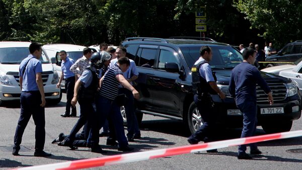 Los policías arresta a un hombre tras el ataque en Almaty, Kazajistán - Sputnik Mundo