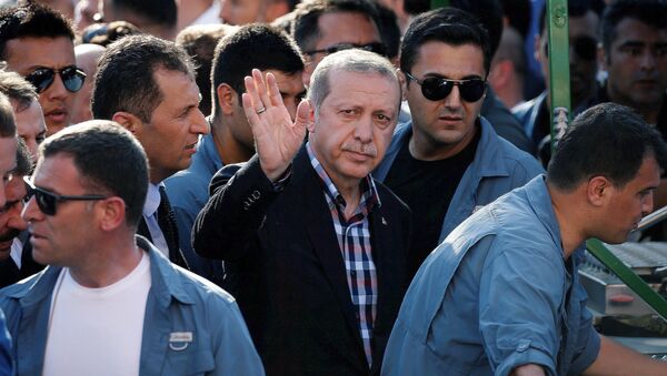 Turkish President Recep Tayyip Erdogan waves to the crowd following a funeral service for a victim of the thwarted coup in Istanbul - Sputnik Mundo