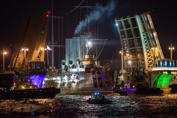Símbolo de la revolución: el regreso del crucero Aurora a San Petersburgo - Sputnik Mundo