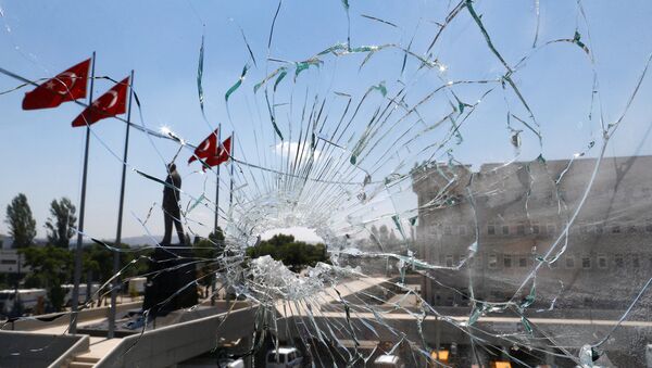 Una ventana rota tras la intentona golpista en Turquía - Sputnik Mundo