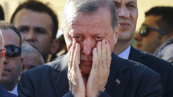 Recep Tayyip Erdogan, presidente de Turquía, en el funeral de Erol Olcak, político turco fallecido durante el intento del golpe de estado en el país - Sputnik Mundo