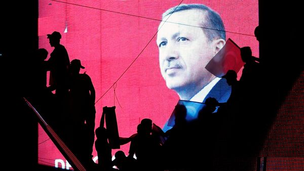 Los partidarios del presidente turco, Recep Tayyip Erdogan, en Ankara, tras la intentona golpista - Sputnik Mundo