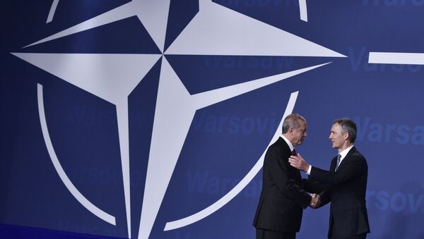 Jens Stoltenberg, secretario general de la OTAN, y Recep Tayyip Erdogan, presidente de Turquía, en la cfumbre de la OTAN en Varsovia - Sputnik Mundo