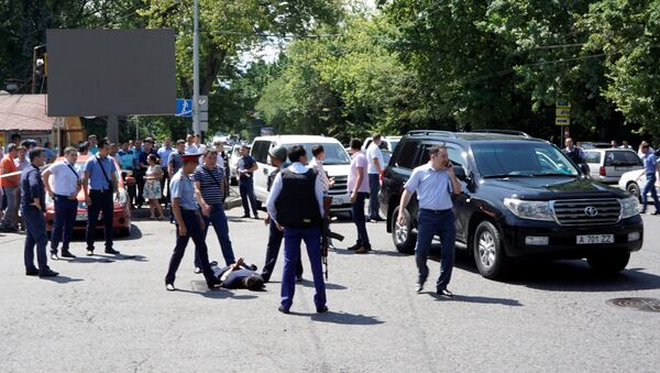 Los policías arrestan a un hombre tras el ataque en Almaty, Kazajistán - Sputnik Mundo