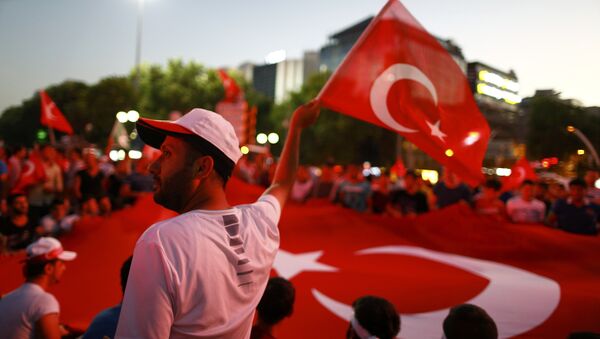 Un seguidor de Erdogan con una bandera - Sputnik Mundo