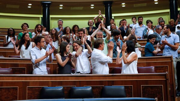Party members of the coalition Unidos Podemos (Together We Can) applaud after posing for a family picture after the first session of parliament following a general election in Madrid - Sputnik Mundo
