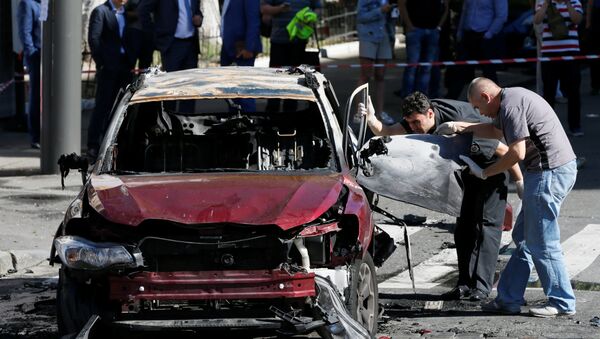 Investigators inspect a damaged car at site where journalist Pavel Sheremet was killed by a car bomb in Kiev - Sputnik Mundo