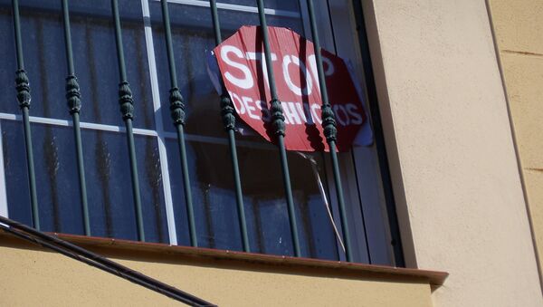 Signo Stop desahucios en una ventana - Sputnik Mundo