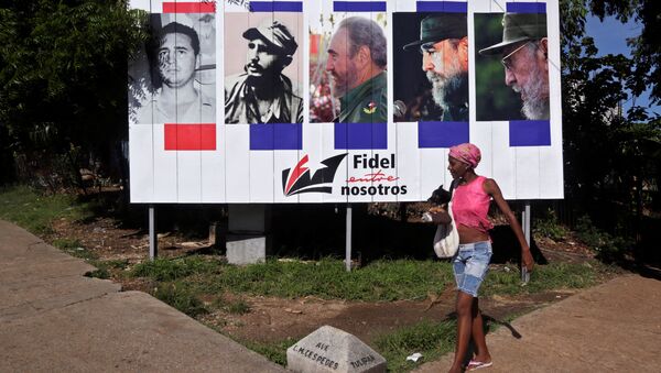 Mujer pasa junto a la pancarta Fidel con nosotros, Cuba - Sputnik Mundo
