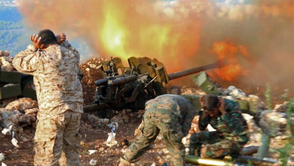Artilleros sirios diparan un cañón (Archivo) - Sputnik Mundo