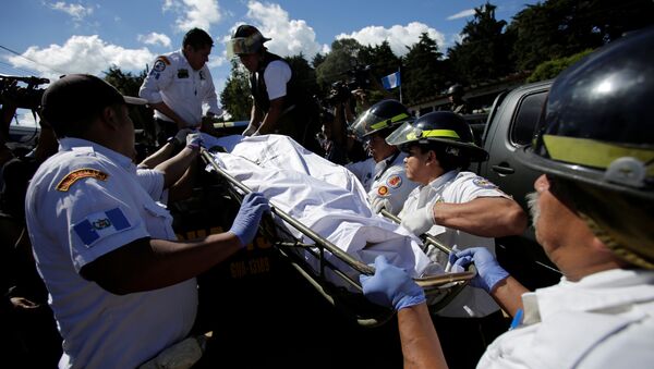 Los bomberos retiran los cuerpos de los fallecidos en la cárcel Pavón de Guatemala durante un motín - Sputnik Mundo