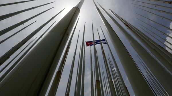 Bandera de Cuba frente de la embajada de EEUU en La Habana - Sputnik Mundo