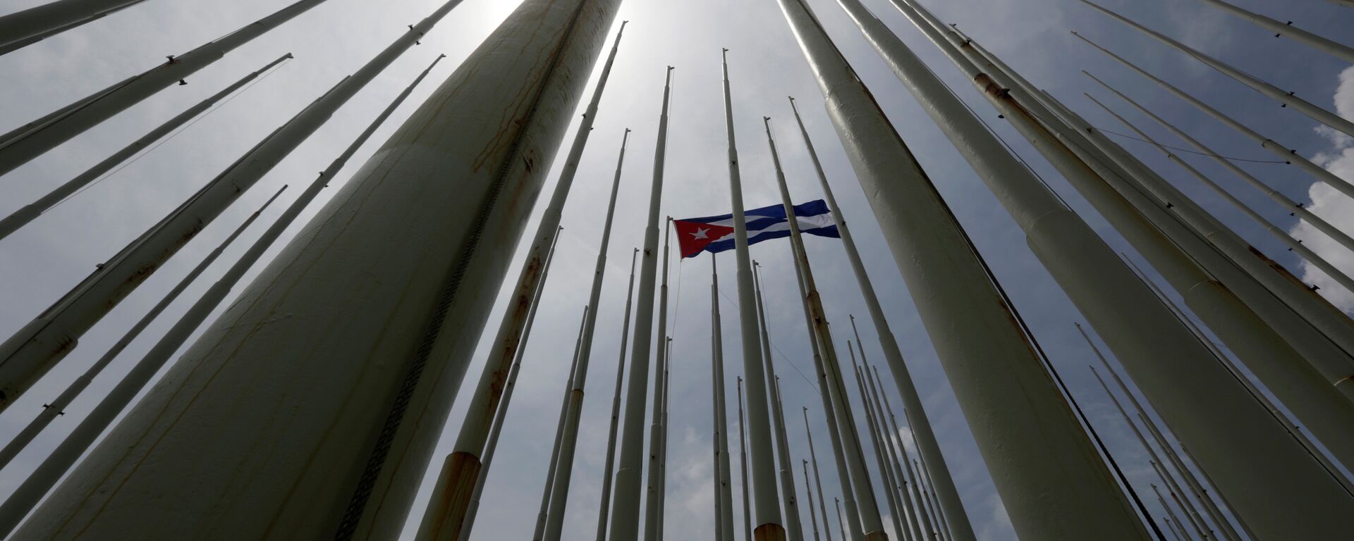 Bandera de Cuba frente de la embajada de EEUU en La Habana - Sputnik Mundo, 1920, 23.02.2022