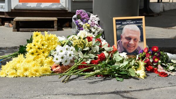 Flores en el lugar del asesinato de Pável Sheremet en Kiev - Sputnik Mundo