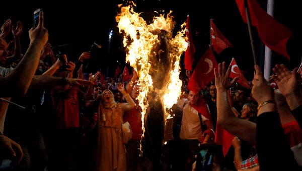 Los partidarios de Recep Tayyip Erdogan, presidente truco, queman la figura de Fethullah Gulen en la plaza de Taksim en Estambul - Sputnik Mundo