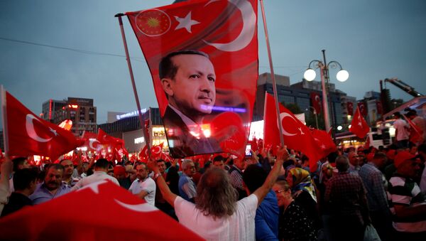 Las banderas turcas y el retrato del presidente de Turquía, Recep Tayyip Erdogan - Sputnik Mundo